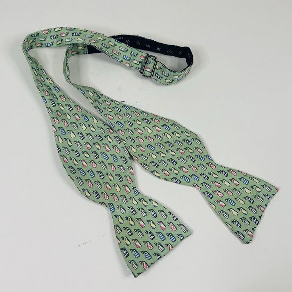 Vineyard Vines for Kentucky Derby 100% Silk Bowtie 13 3/4-17 1/2 Green Whales - Picture 1 of 3